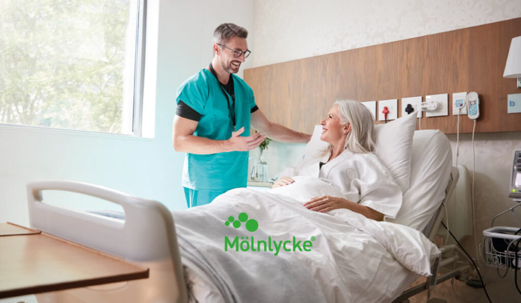 Adulto mayor hospitalizada siendo atendida por un enfermero: prevención de las úlceras por presión en el entorno hospitalario